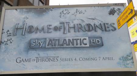 Games of Thrones : la saison 4 diffusée en quasi-simultanée avec les Etats-Unis. Ici, la publicité l'annonçant à Londres.